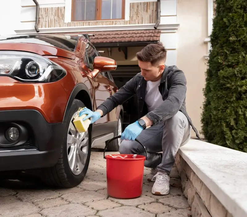 Lavage auto à domicile Viels-Maisons : professionnel intervenant sur un véhicule